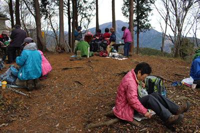 高取山山頂で昼食中の写真