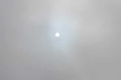 すりガラスを通したような太陽の写真