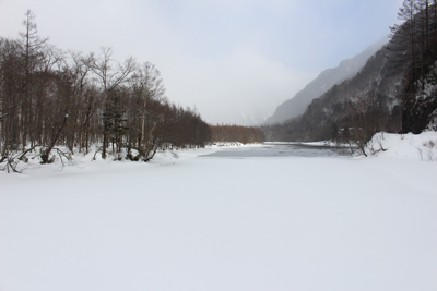 表面が氷っている取水口近くの大正池の写真