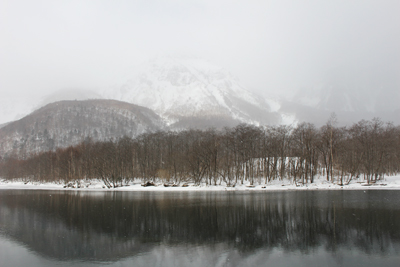 大正池と雲の中にうっすら見える焼岳の写真