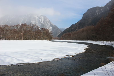 梓川の流れと明神岳方面の写真