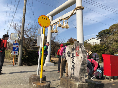 平群天神社の門をくぐっている写真