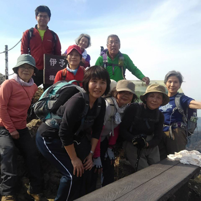 伊予ヶ岳山頂での集合写真