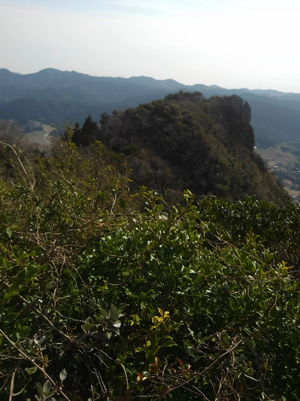 伊予ヶ岳北峰から見た南峰の写真