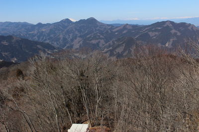 西御荷鉾山と東御荷鉾山、それと浅間山の写真