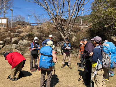 登山口で輪になって声出ししている写真