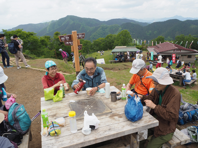 Iさんが撮影した山頂のベンチでゆっくりしている写真