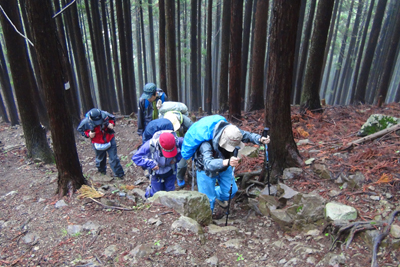 その後も続く急坂を登っている写真