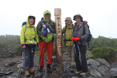 蝶ヶ岳山頂での集合写真