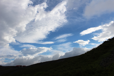青空にいろんな雲が広がっている写真