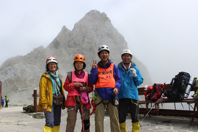 槍ヶ岳山荘前で槍ヶ岳を背にした集合写真