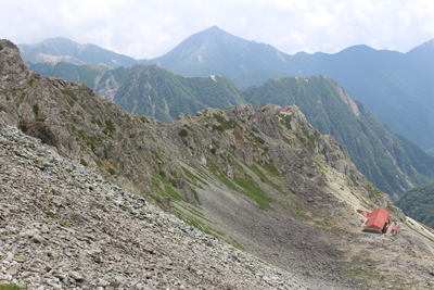 槍ヶ岳山荘直下から見た常念岳方面と殺生ヒュッテの写真