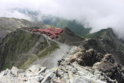 槍ヶ岳山頂から見た槍ヶ岳山荘の写真