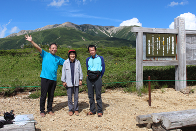 太郎平で薬師岳を背に撮った集合写真