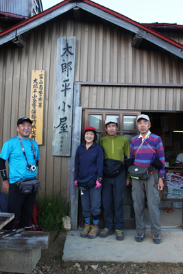 2日目の朝の太郎平小屋前での集合写真