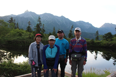槍ヶ岳を背に鏡池での集合写真
