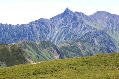 槍ヶ岳と西鎌尾根の写真