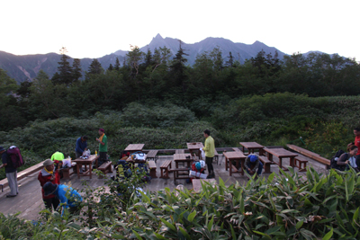 槍ヶ岳が正面に見える4日目の朝の鏡平山荘前の写真