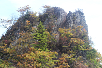 鎖場が分かる東岳ピークの写真