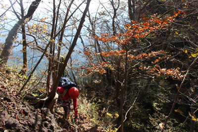 最大の難所鷹戻しに向かって登山道を歩いている写真