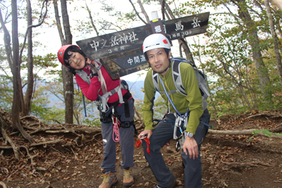 堀切の案内板の前でのＫさんとＮさんの写真