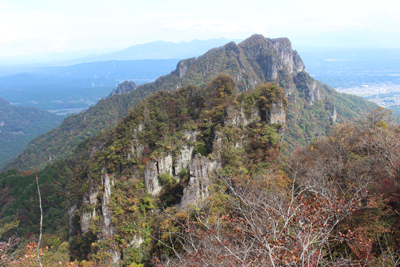 鷹戻し付近のピークと相馬岳の写真