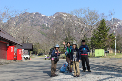 ２日目の朝、戸隠山を背にキャンプ場で撮影した集合写真