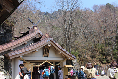 後に戸隠山がそそり立つ奥社境内を歩いている写真