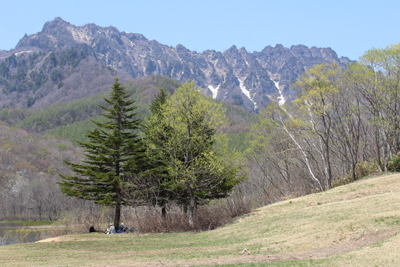 戸隠山がよく見える鏡池の畔の木の下で休憩中の写真