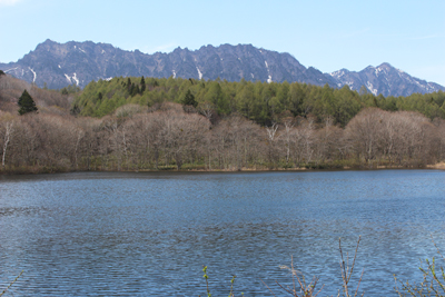 小鳥ヶ池と戸隠山の写真