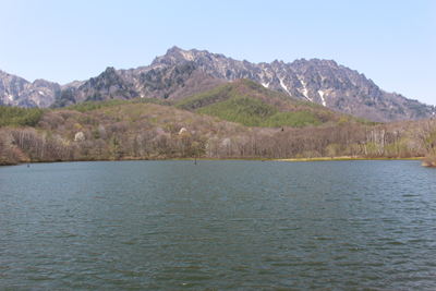 鏡池と戸隠山の写真