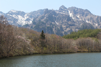 鏡池と本院岳方面の写真