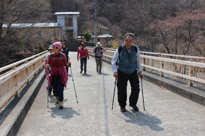 日川にかかる竜門橋を渡っている写真