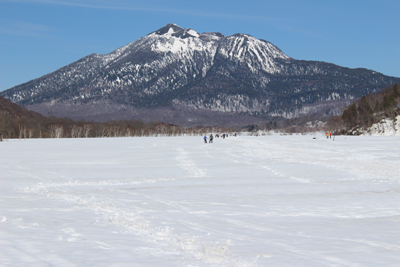一面の雪原となっている尾瀬ヶ原と燧ヶ岳の写真