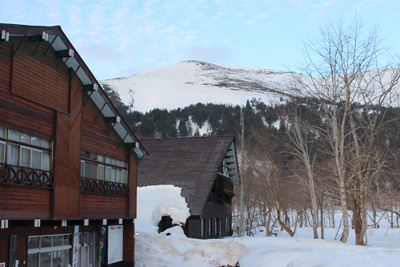 早朝の山の鼻小屋、至仏山荘と至仏山の写真