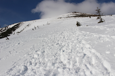 これから登る至仏山の山の斜面の写真