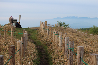 高ボッチ山山頂で休憩中の写真