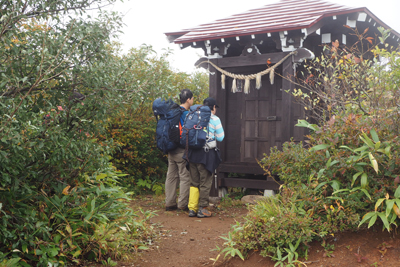 竜山神社でお参りしている写真