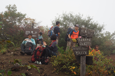 竜山山頂で昼食を摂っている写真