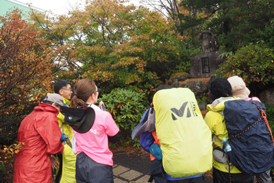 鳥兜山の大黒様にお参りしている写真