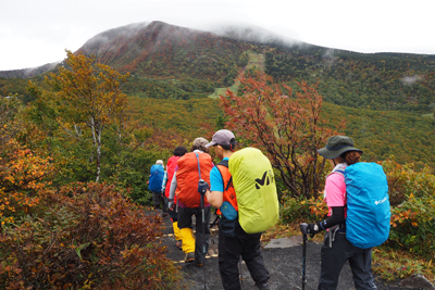 地蔵山に向けて歩いている写真