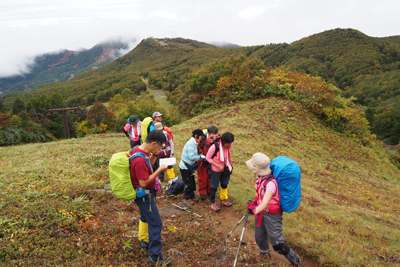 鳥兜山が見える尾根上の所で休憩している写真