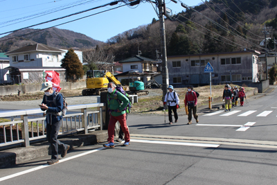 田代向から車道を歩いている写真