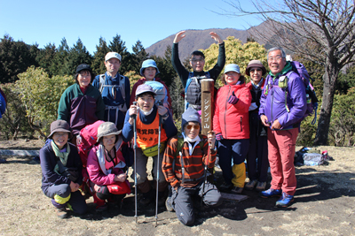 シダンゴ山山頂での集合写真