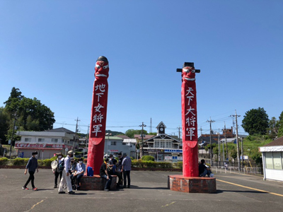 高麗駅前のポールの周辺に集合している写真