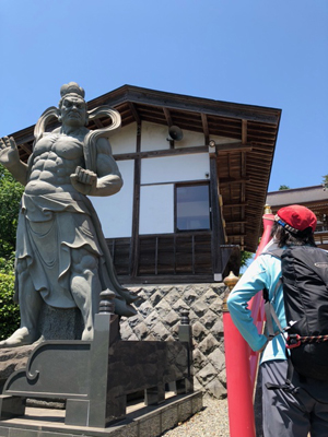 聖天院の仁王尊を見ている写真