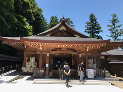 高麗神社で賽銭を入れようとしている写真