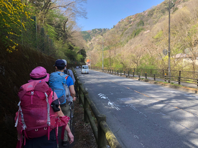 Mさんが撮影した高尾山口駅から登山口を目指して甲州街道を歩いている写真