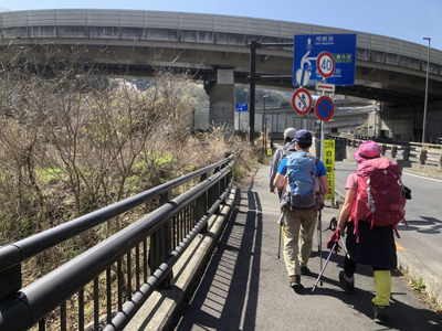 Mさんが撮影した圏央道の手前を歩いている写真