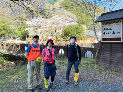 Kさんが撮影した登山口での3人の写真